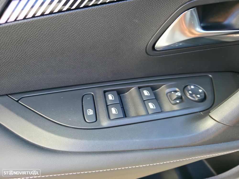 Peugeot 2008 Hybrid 145 e-DSC Allure - 14