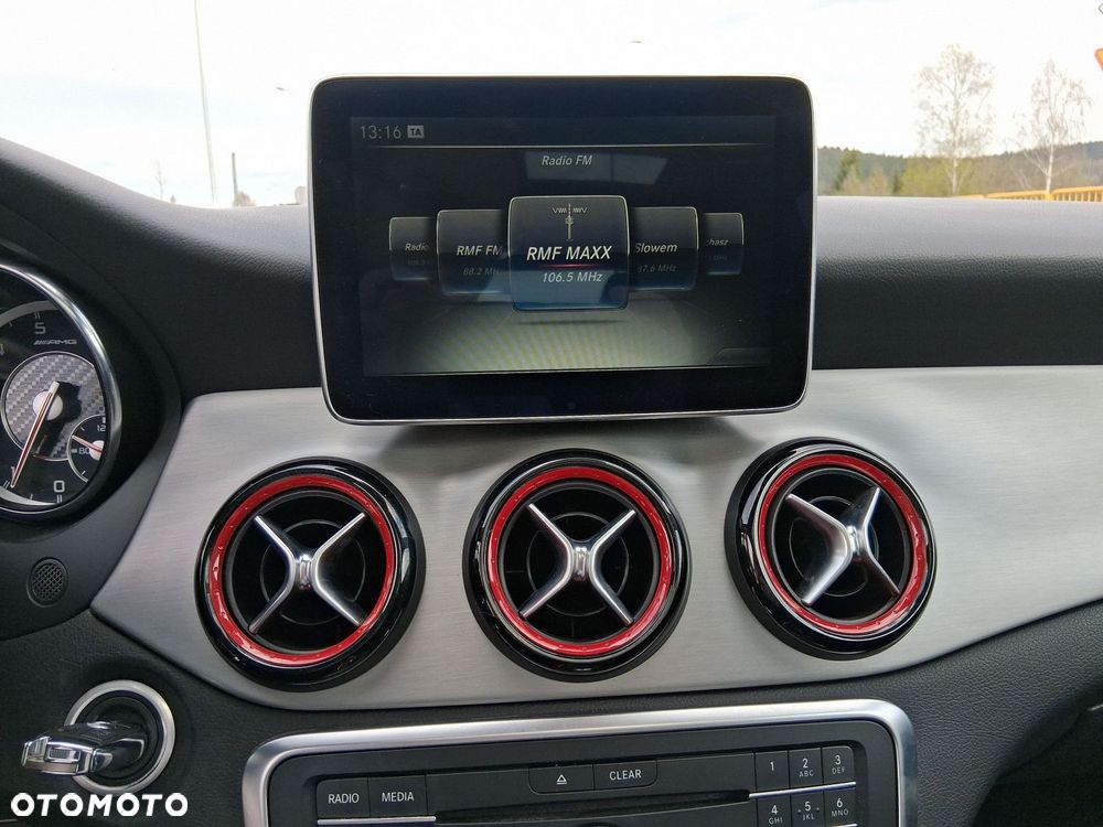 Mercedes-Benz GLA - 24