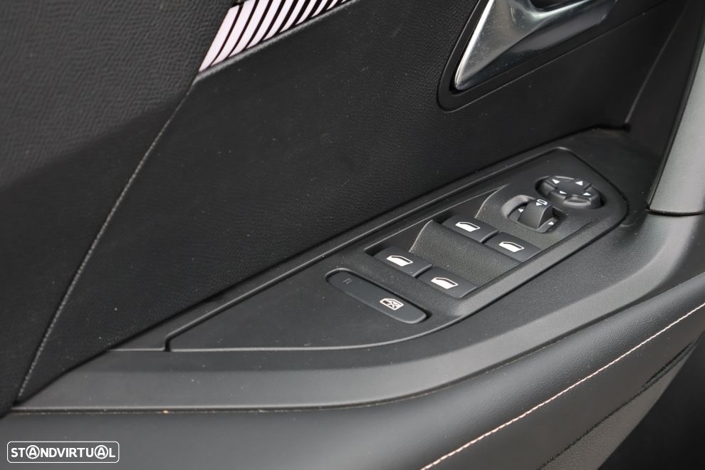 Peugeot e-2008 54 kWh Allure - 17