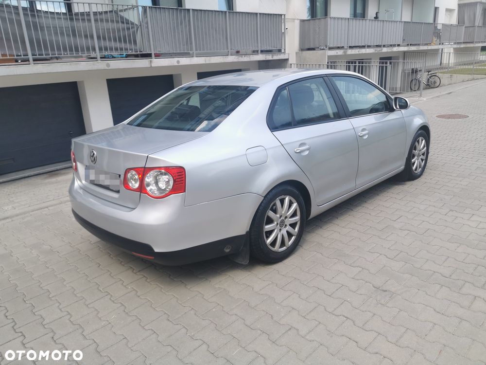 Volkswagen Jetta - 4