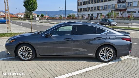 Lexus Seria ES 300h 2.5 TNGA HV 25H- 4X2 CVT Luxury Tech - 6