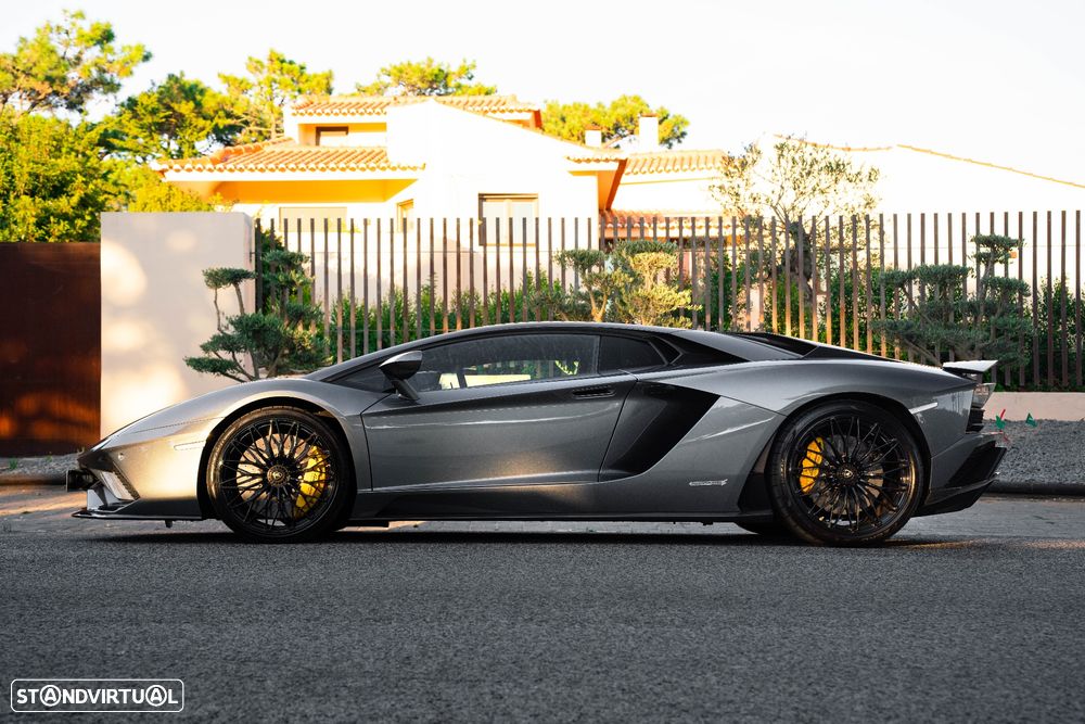 Lamborghini Aventador 6.5 V12 LP740-4 S - 11
