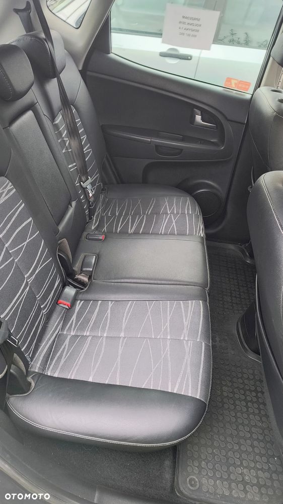 Kia Venga - 10