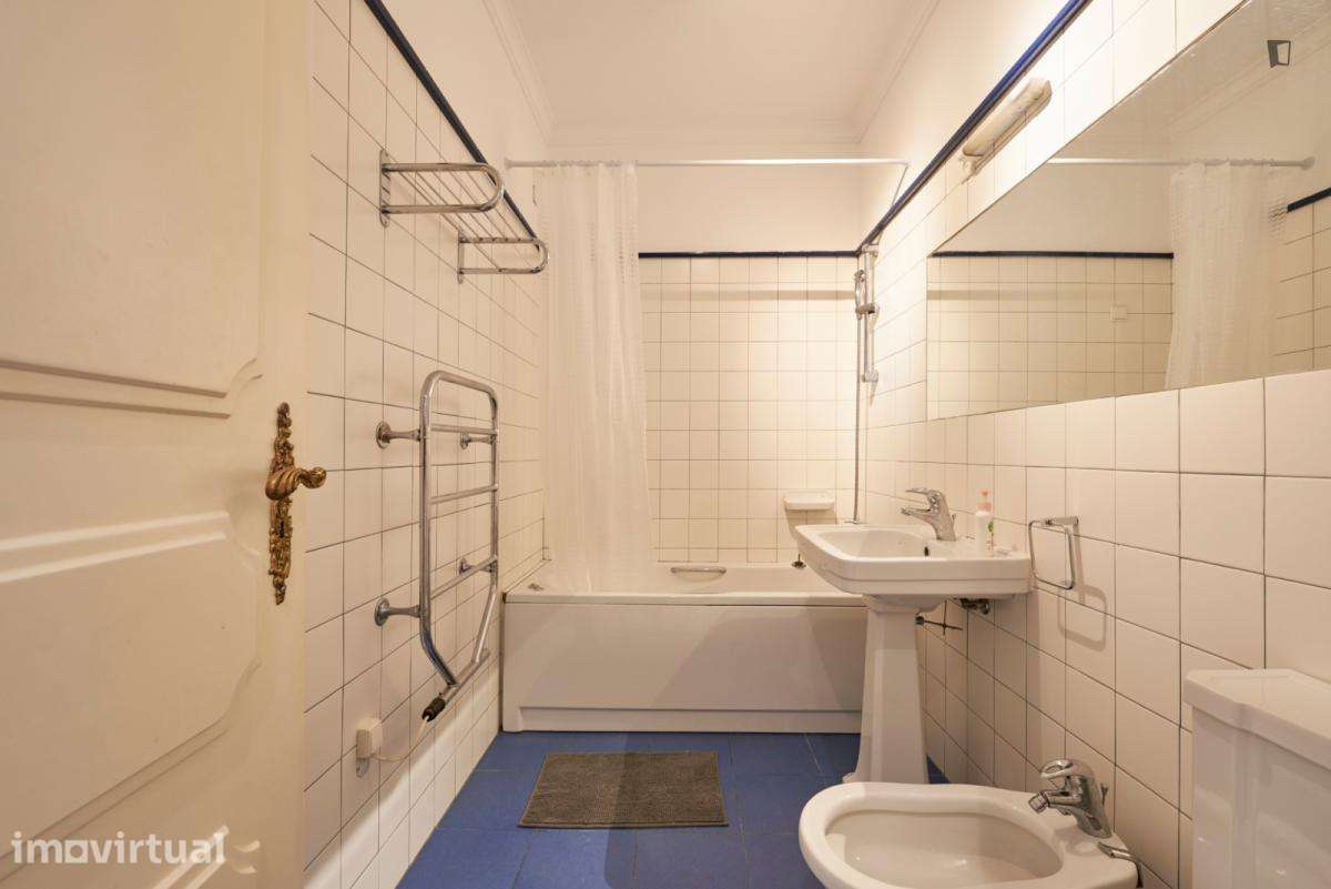 Quarto - localizado em Benfica Lisbon - Grande imagem: 4/34