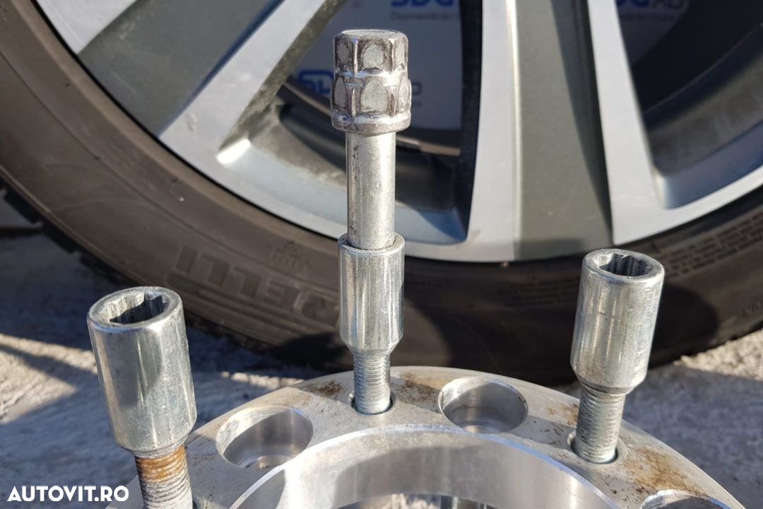 Jante de aliaj 295/45 R20 cu distantiere montate pe o Toyota Hilux Euro 5 - 4