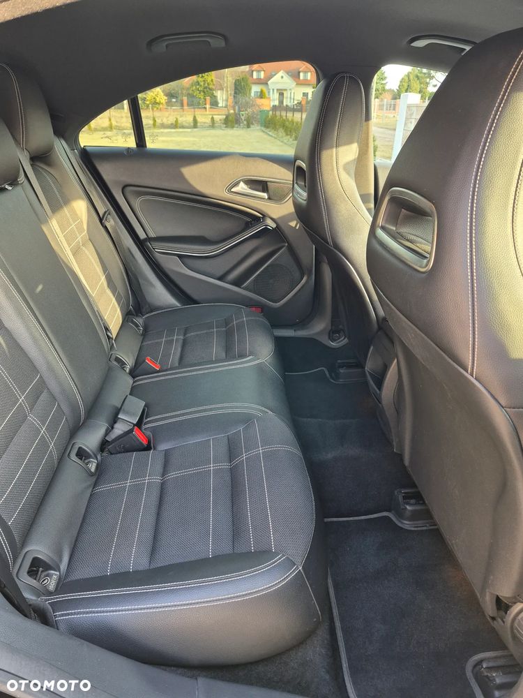 Mercedes-Benz CLA 180 Urban - 11