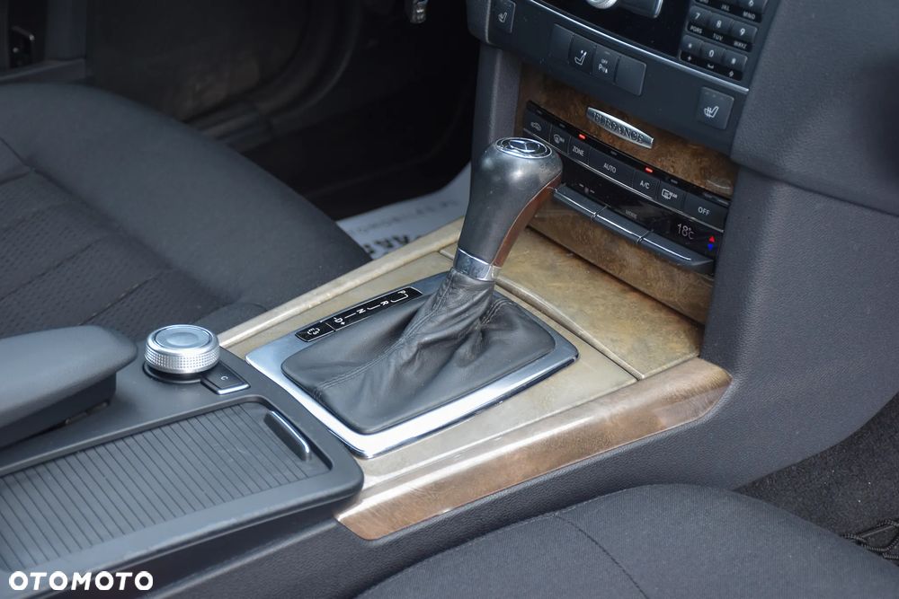 Mercedes-Benz Klasa E 200 BlueEFFICIENCY 7G-TRONIC Elegance - 27