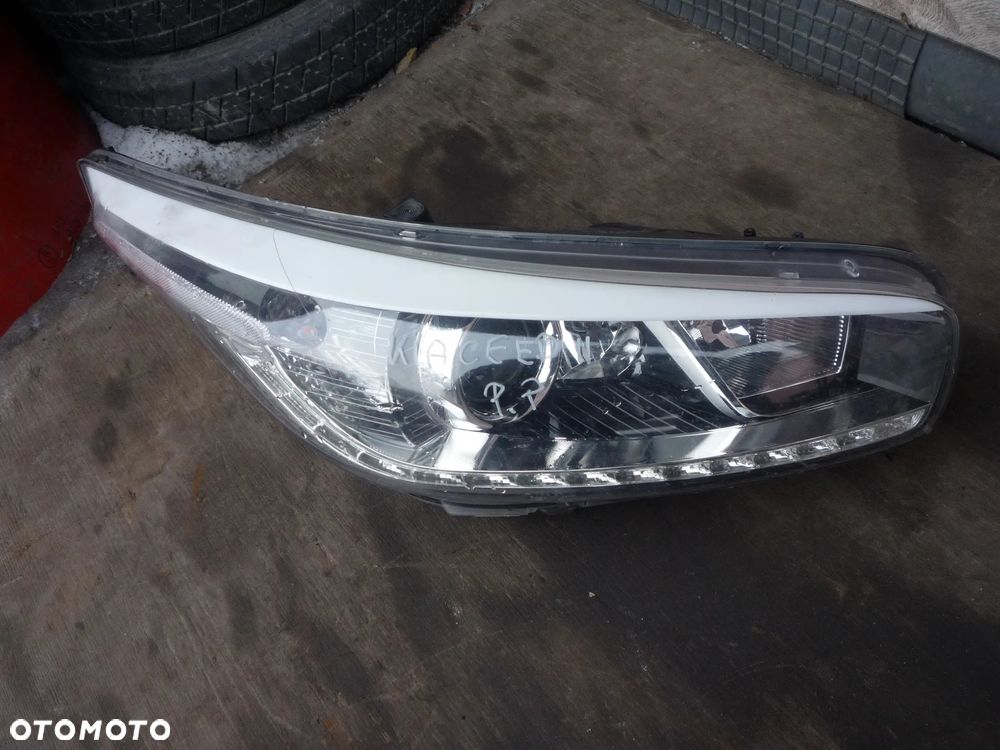 KIA CEED II LAMPA PRZEDNIA PRAWA USZKODZONA - 1
