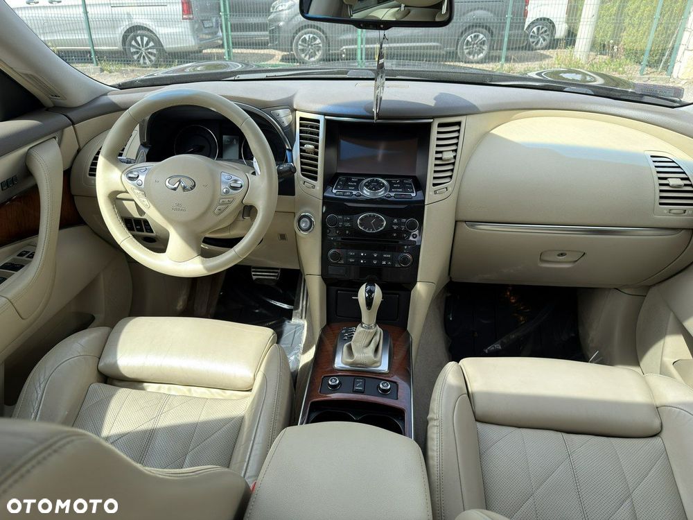 Infiniti QX70 - 11