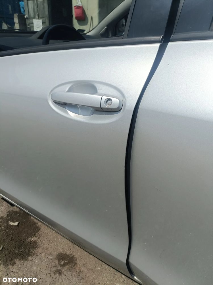TOYOTA YARIS II 05-11 LIFT 2009 r. 1E7 5D HB drzwi lewy przód LP srebrne * - 6