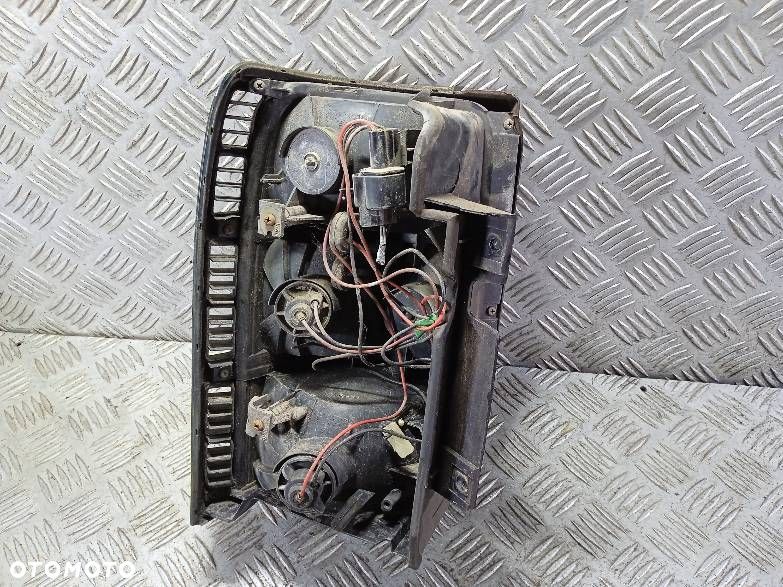 LAMPA PRAWA TYLNA MITSUBISHI PAJERO - 2