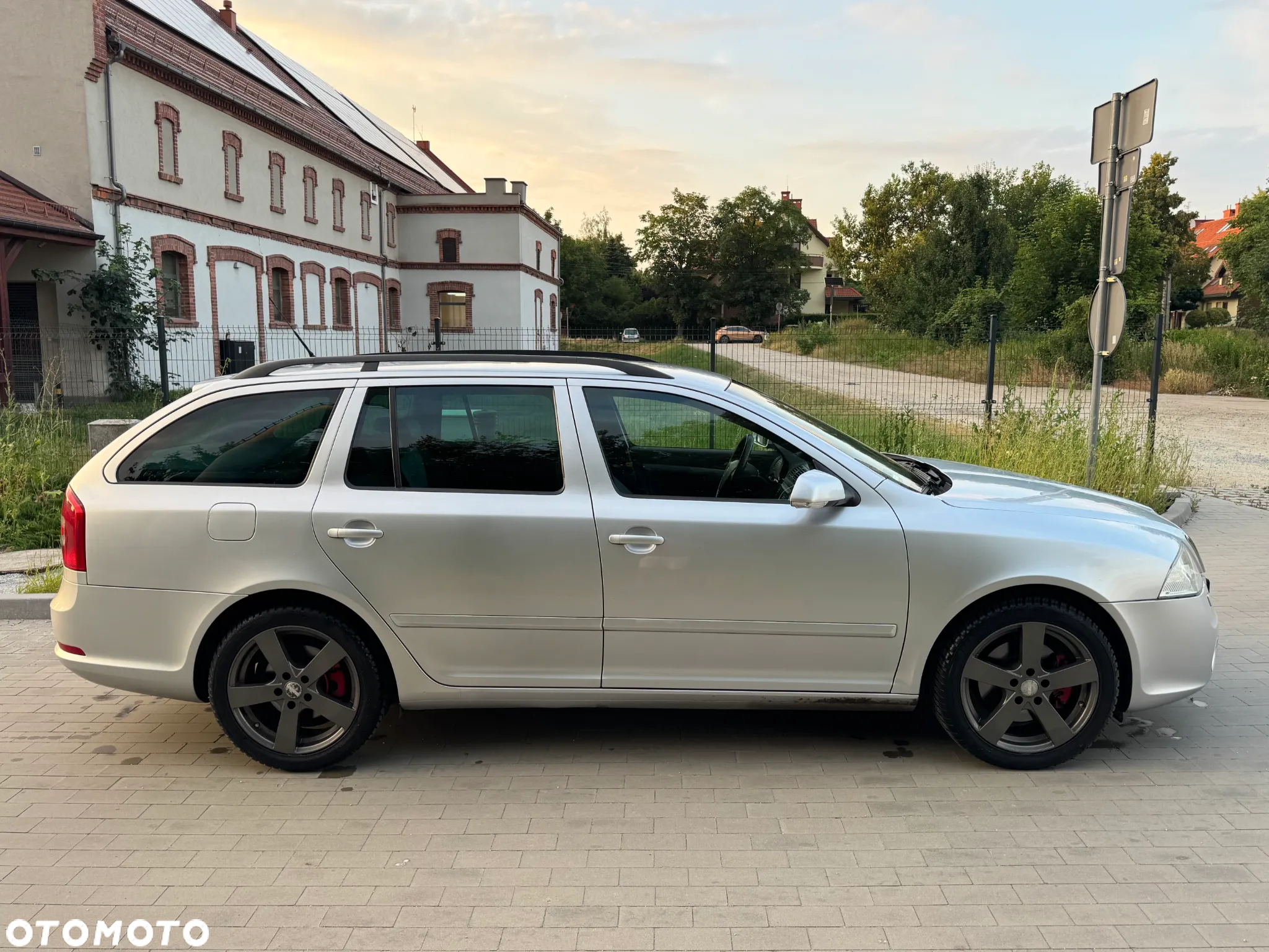 Skoda Octavia Combi 2.0 TDI DPF RS - 25