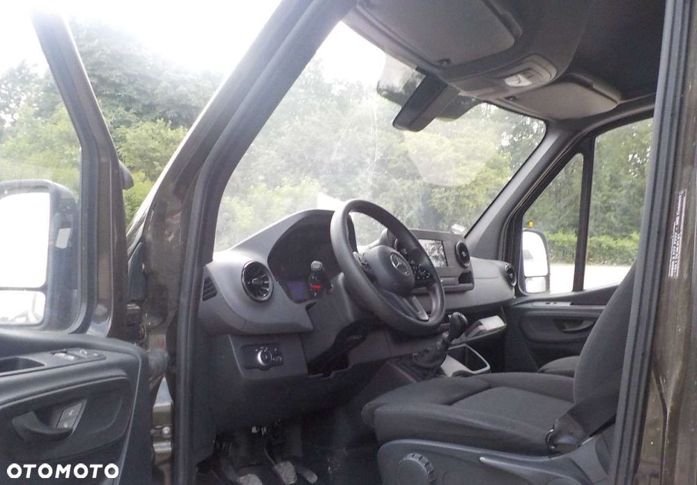 Mercedes-Benz Sprinter - 25