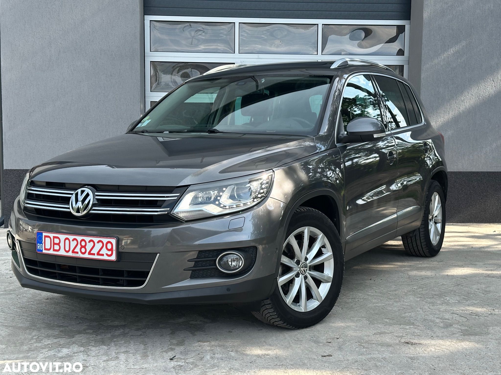 Volkswagen Tiguan - 1