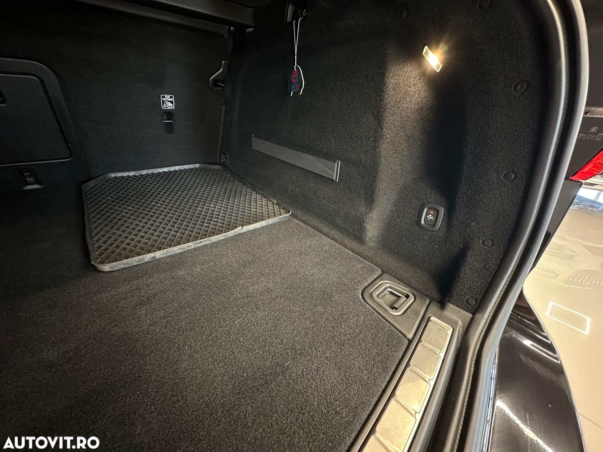 Volvo XC 60 B4 MHEV AT8 AWD R-Design - 33