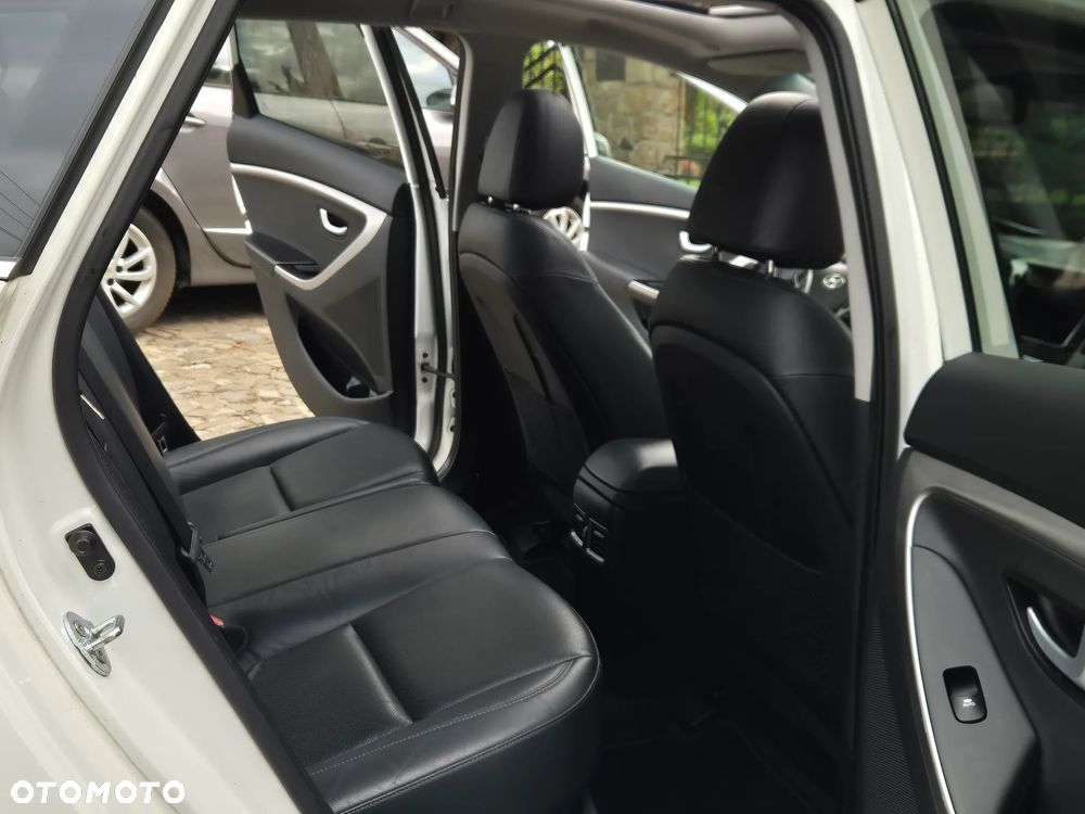 Hyundai i30 blue Kombi 1.6 CRDi DCT Premium - 24