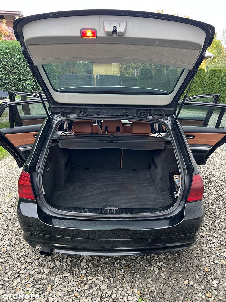 BMW Seria 3 318i Touring - 11