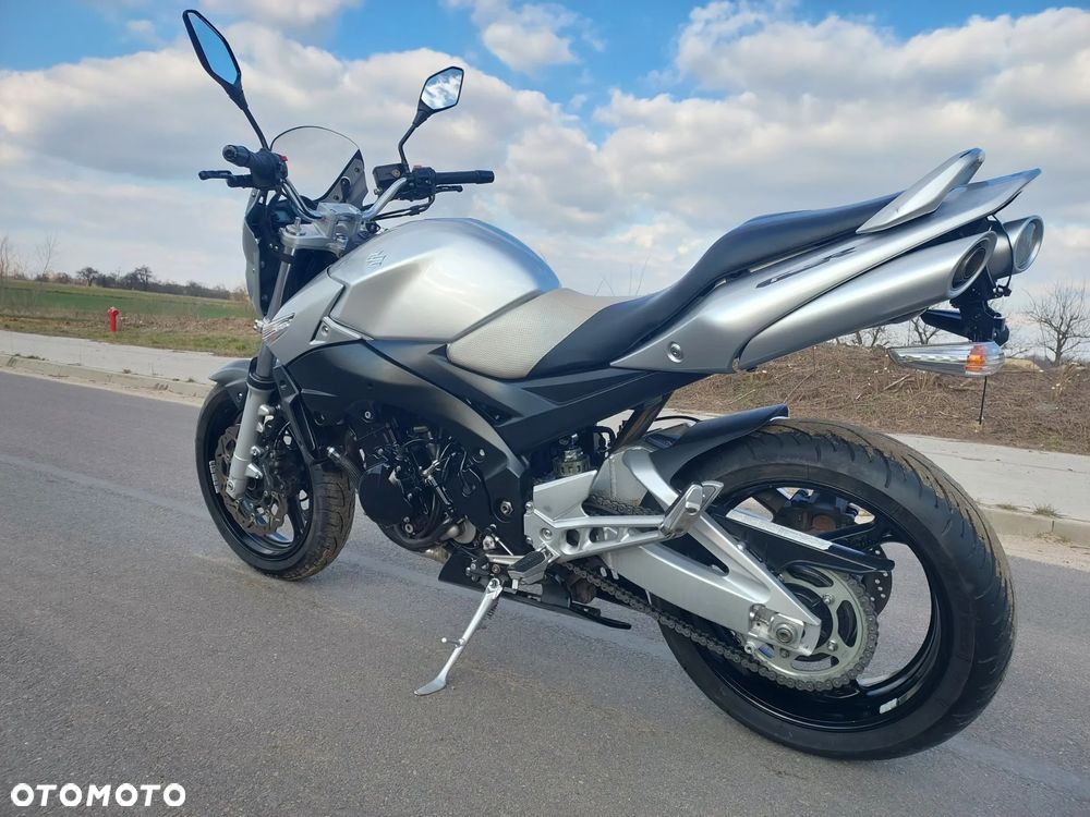 Suzuki GSR - 4