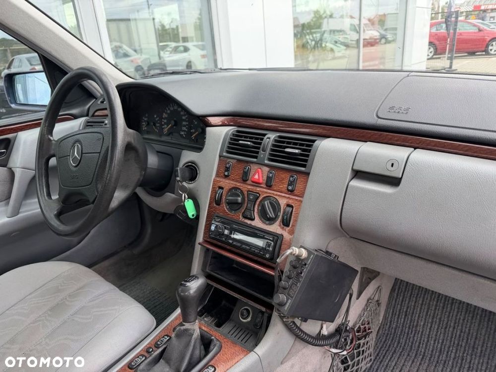 Mercedes-Benz Klasa E 200 CDI Elegance - 22