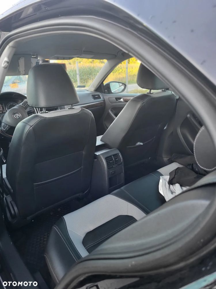 Volkswagen Jetta 2.0 TDI Highline - 10