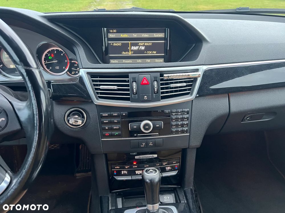 Mercedes-Benz Klasa E 220 T CDI DPF BlueEFFICIENCY Automatik Avantgarde - 27