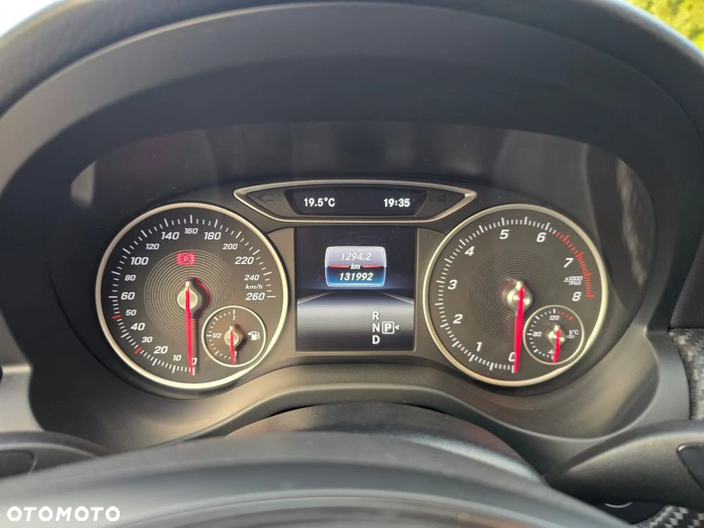 Mercedes-Benz GLA 180 7G-DCT - 17