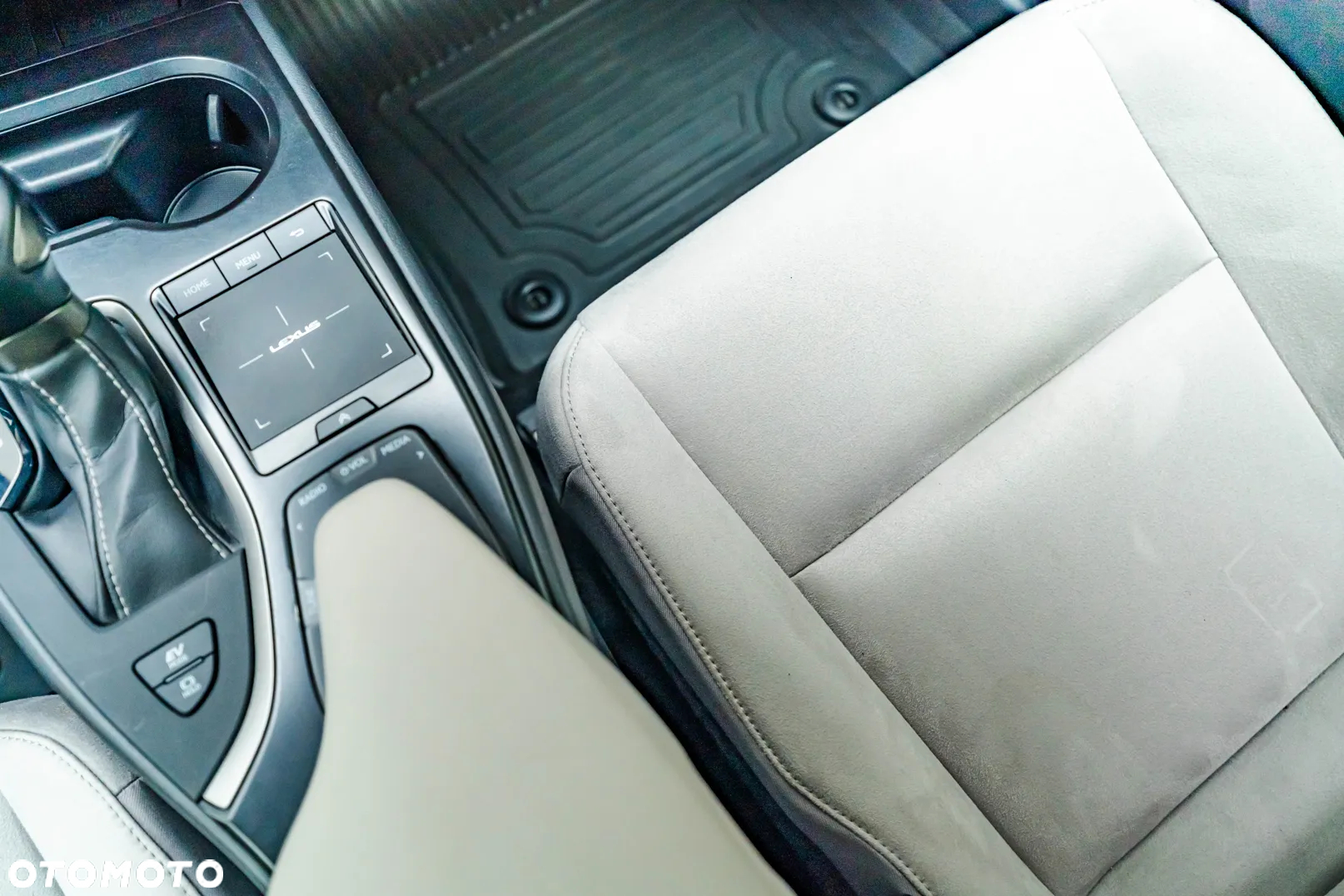 Lexus UX - 21
