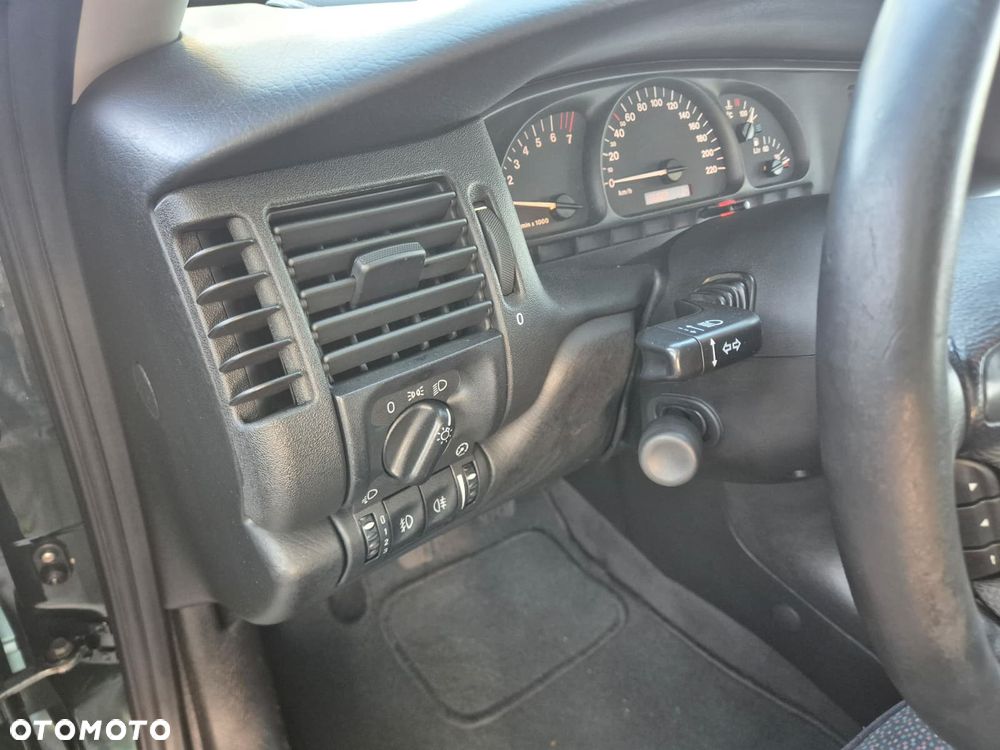 Opel Vectra 1.6 GL - 19