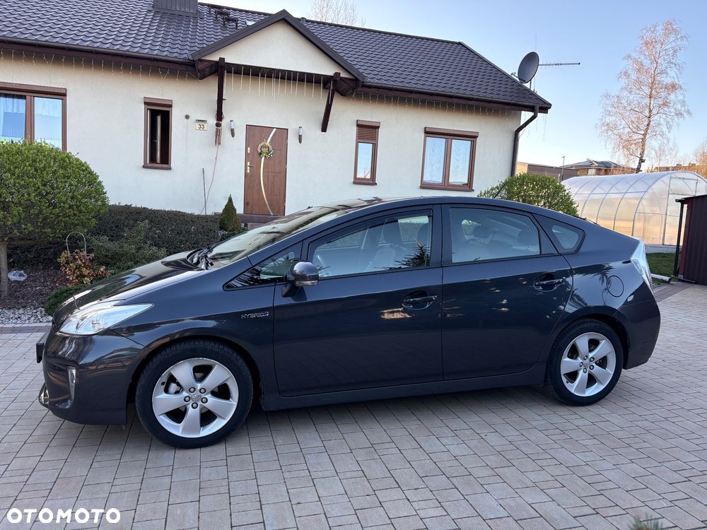 Toyota Prius (Hybrid) - 4