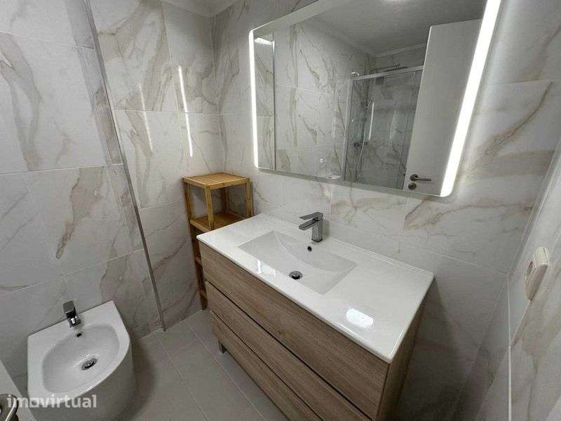 Arrenda-se T2 remodelado c/ garagem Sra da Hora junto ao metro - Grande imagem: 4/10