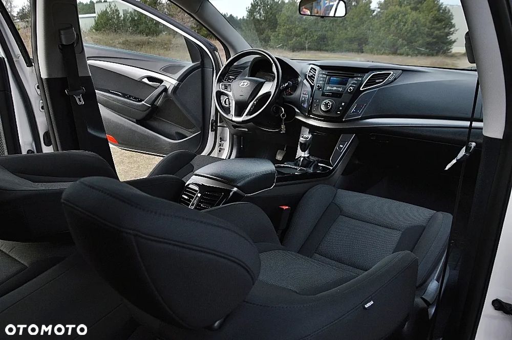 Hyundai i40 Kombi blue 1.6 Family - 15