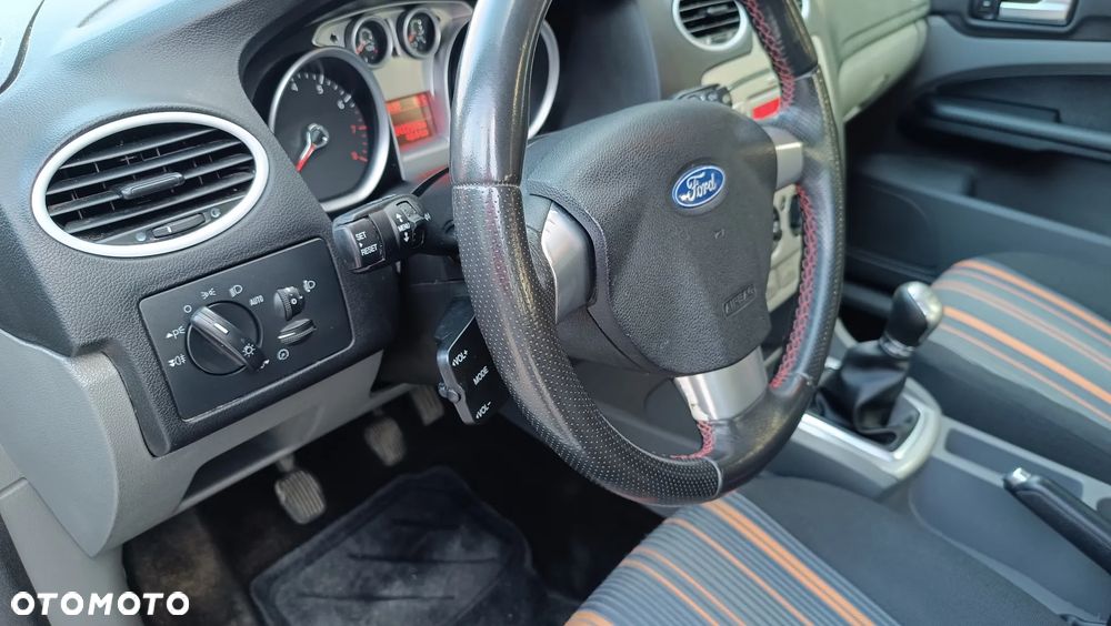Ford Focus 1.6 16V Style+ - 24