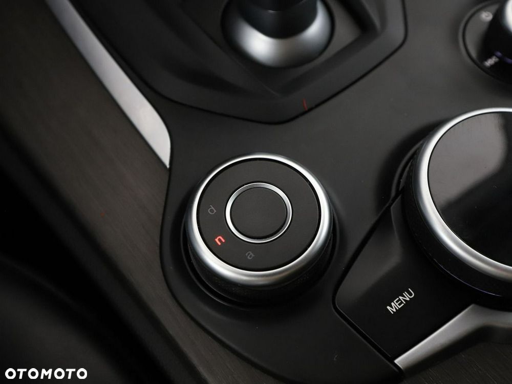 Alfa Romeo Stelvio 2.0 Turbo 16V AT8-Q4 Lusso - 30