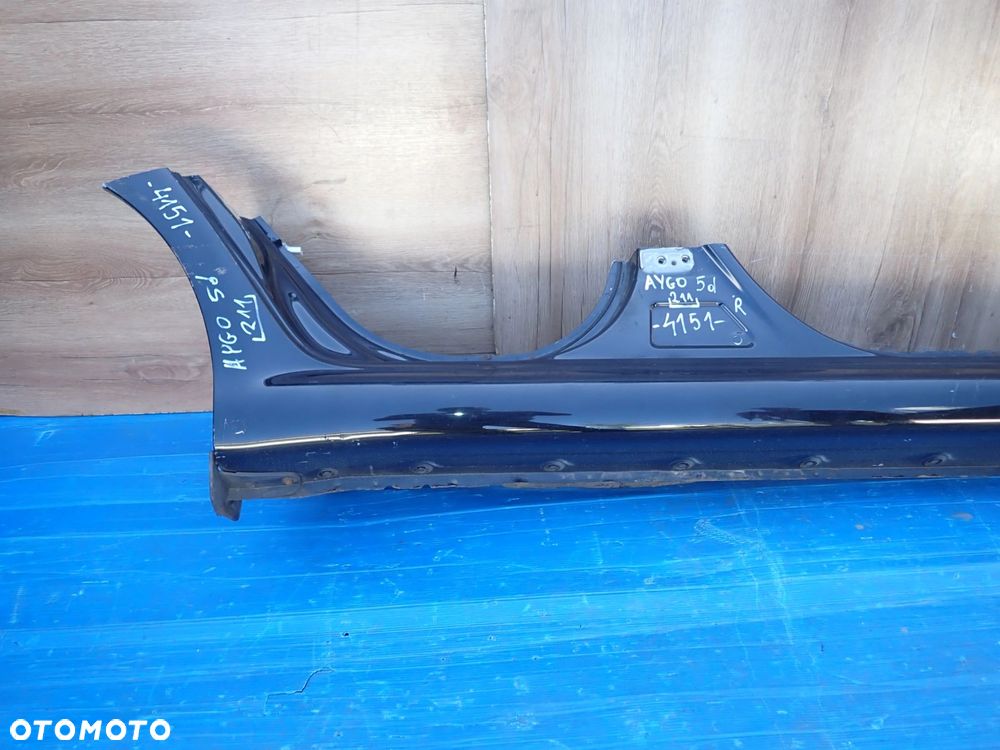 TOYOTA AYGO 06-12 PRÓG PRAWY 211 - 2
