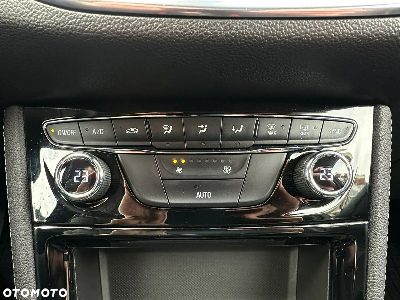 Opel Astra V 1.2 T Elegance S&S - 25