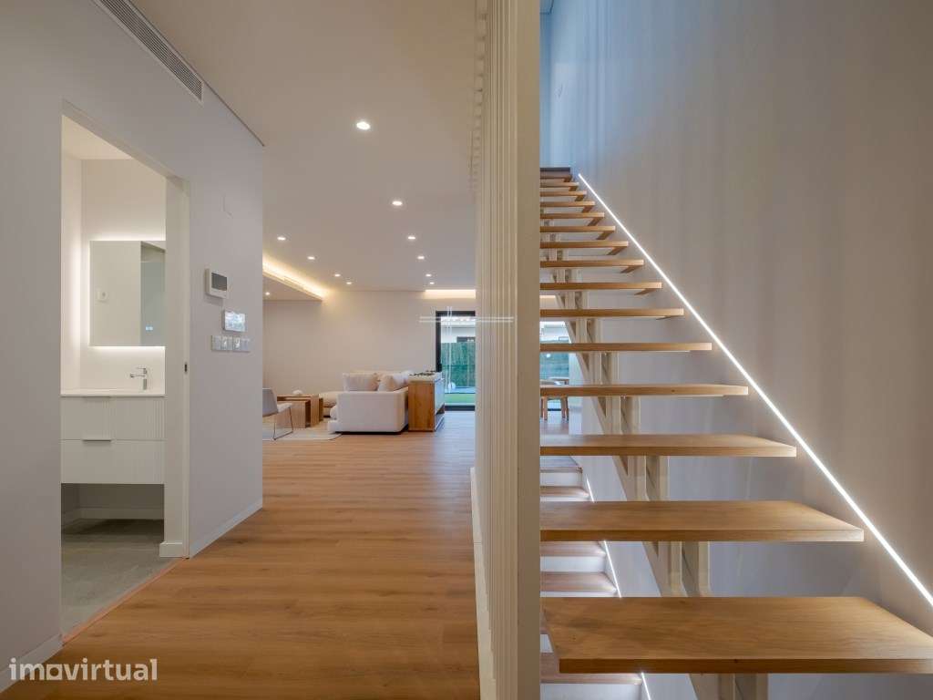 Moradia geminada T3 de arquitetura contemporânea, com garagem e pis... - Grande imagem: 4/37