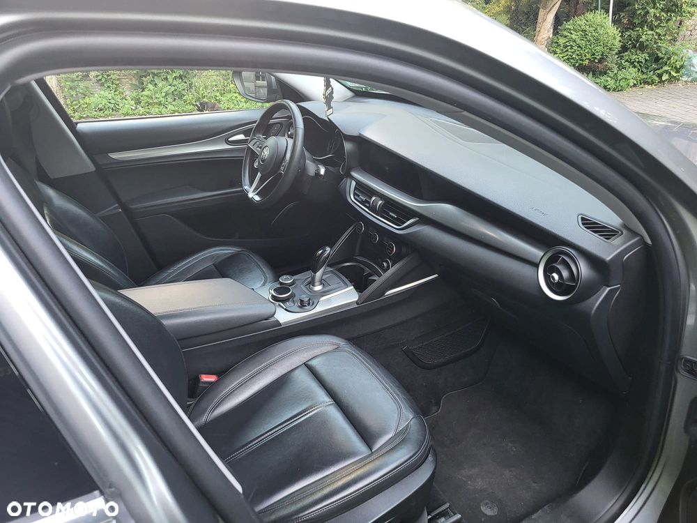 Alfa Romeo Stelvio 2.0 Turbo 16V AT8-Q4 Ti - 16