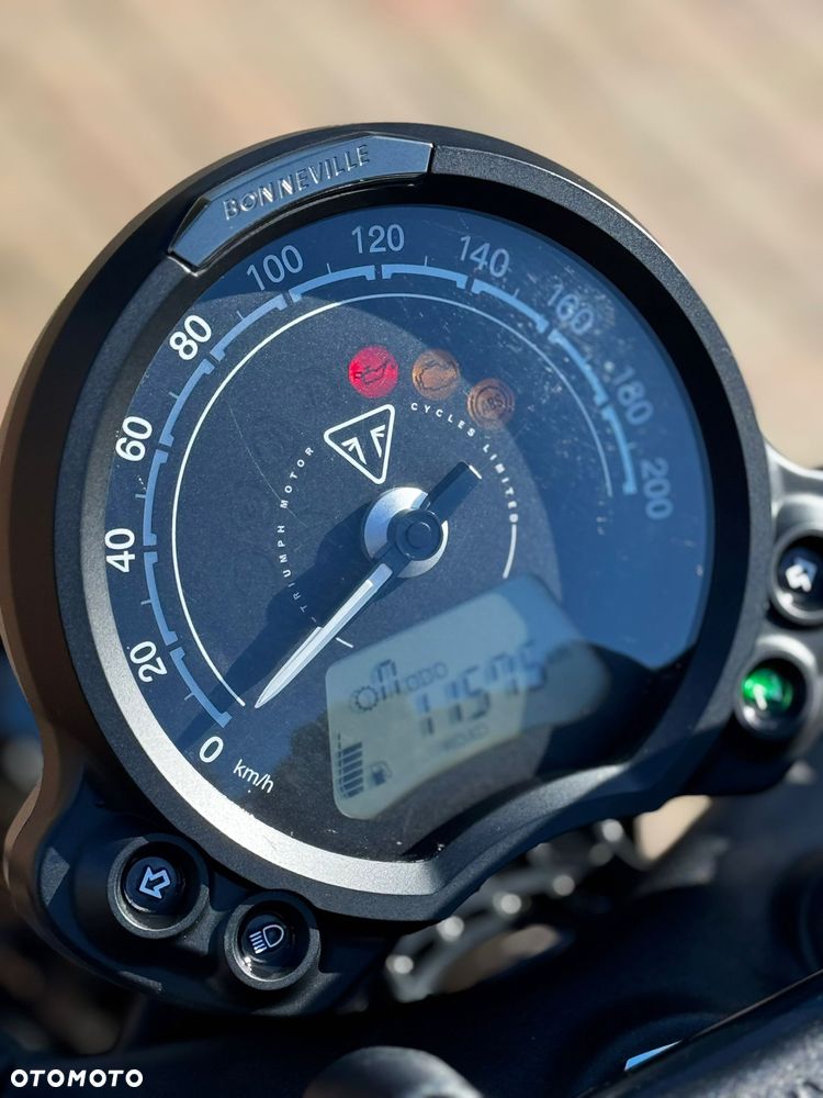 Triumph Bonneville Bobber - 9