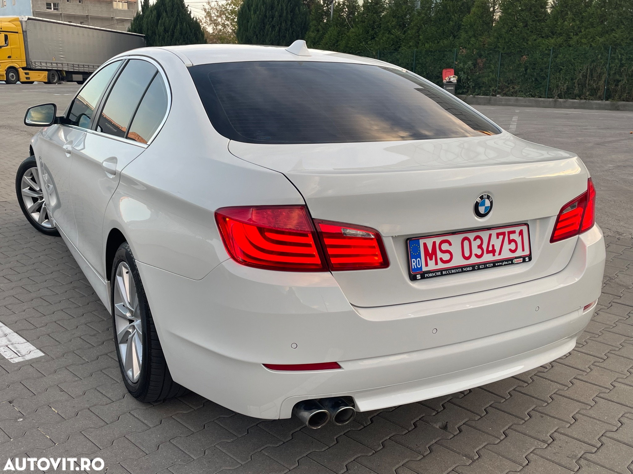 BMW Seria 5 520d - 24