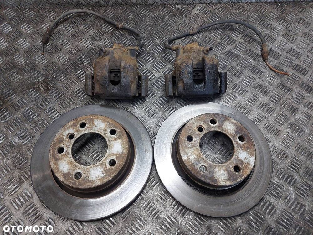 TARCZE HAMULCOWE TYŁ + KLOCKI + ZACISKI BMW E46 ID: 239009 - 1