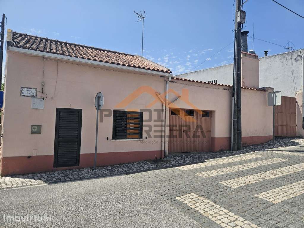 Situada no Bombarral, moradia T3+1 com garagem e logradouro de 286 m2. - Grande imagem: 2/46