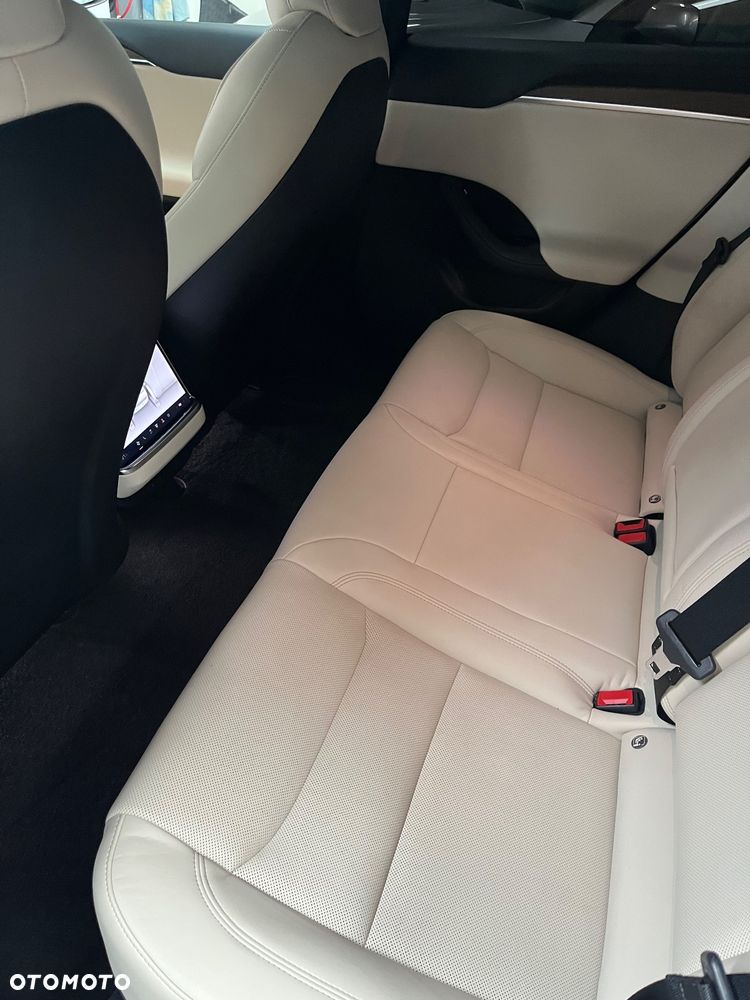 Tesla Model S - 12