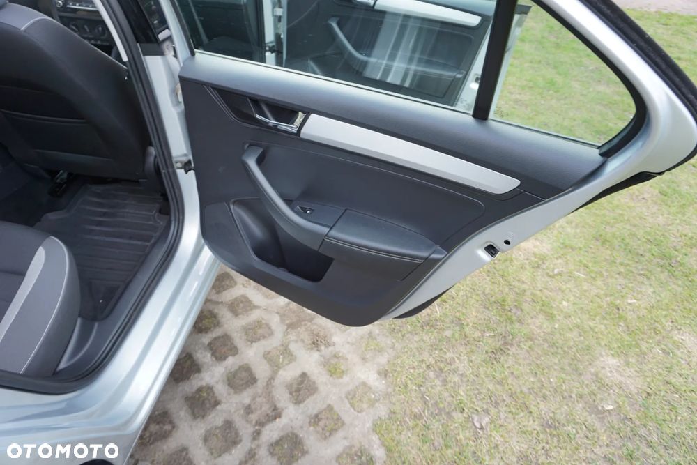 Skoda RAPID Spb 1.0 TSI Ambition - 18