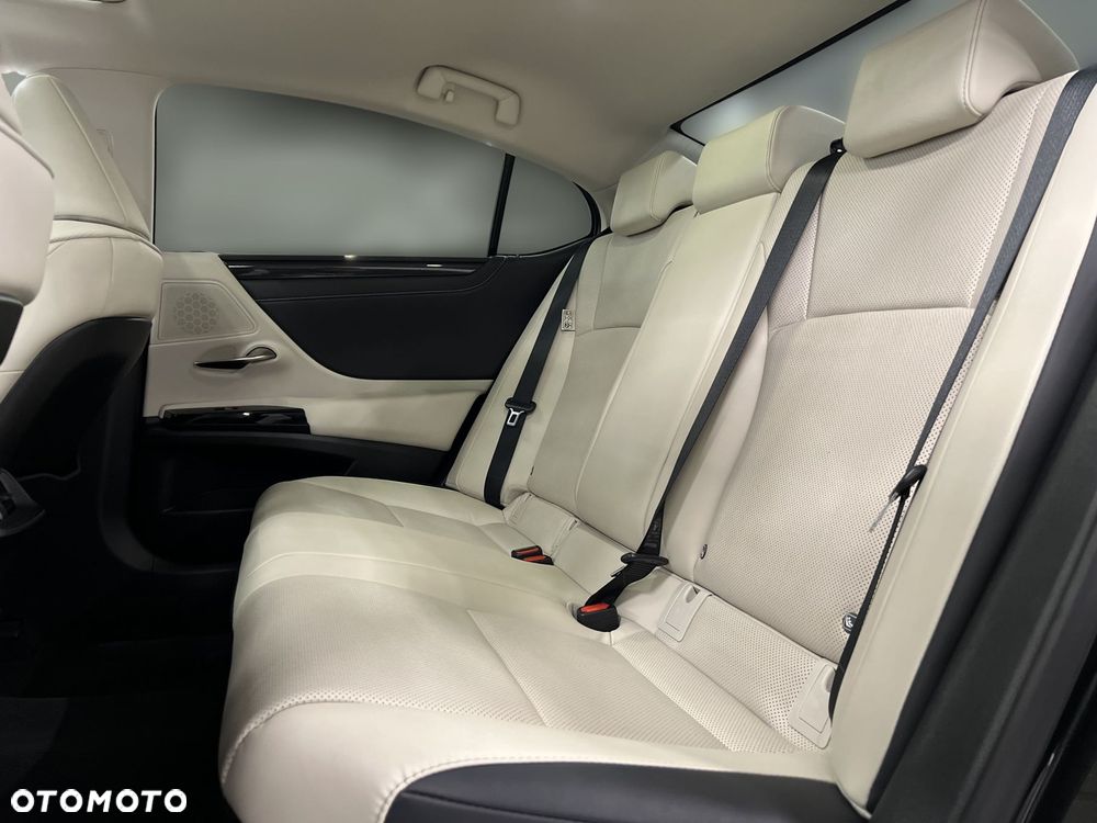 Lexus ES 300h Business Edition - 17