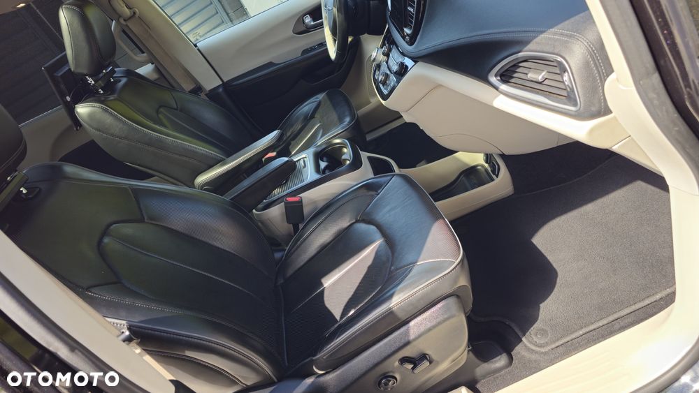 Chrysler Pacifica - 26