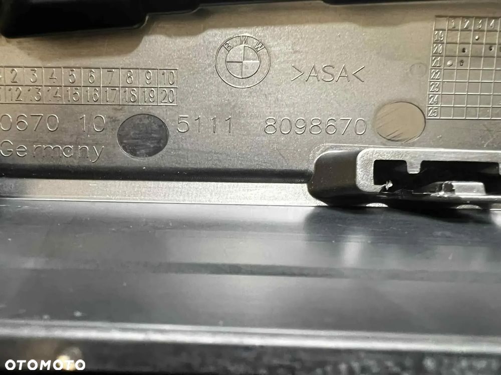 Bmw Seria 5 G30/G31 - KRATKA ZDERZAKA PRAWA - Dokładka wlotu powietrza przód -  8098670 - 5