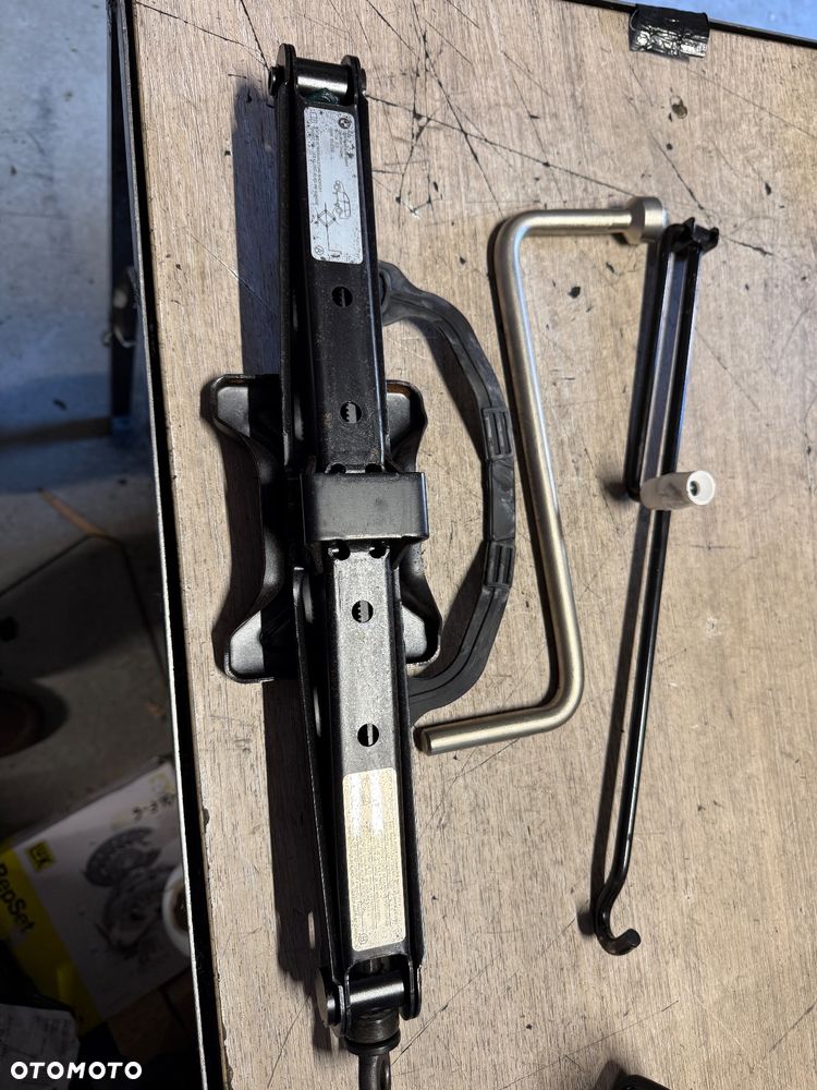 Lewarek podnośnik BMW x5 e53 klucz do kół i guma montażowa - 1