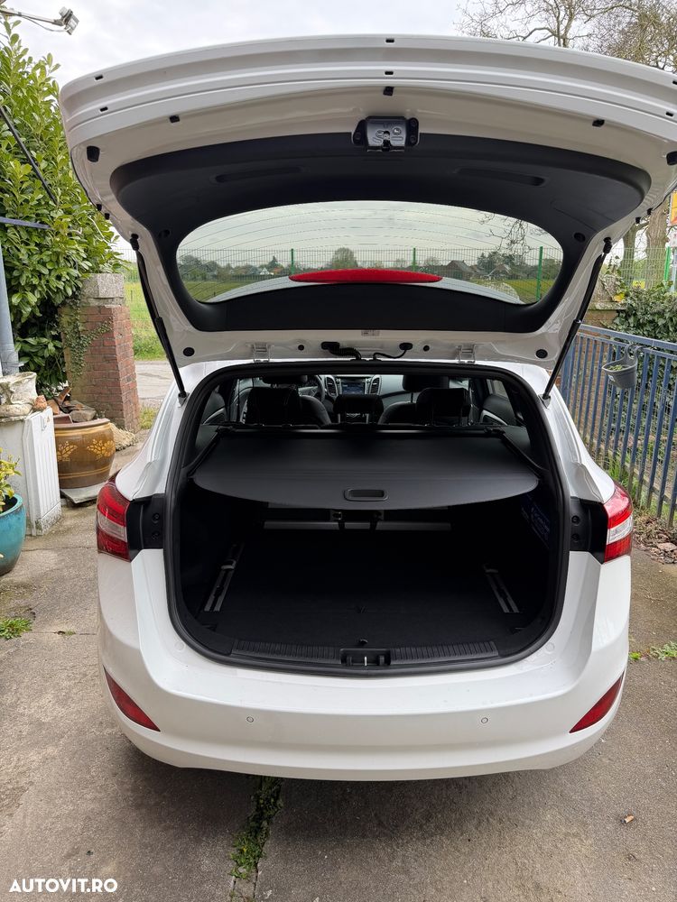 Hyundai i30 blue Kombi 1.6 CRDi Passion - 11