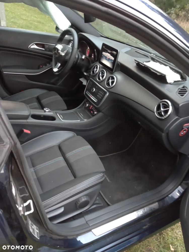 Mercedes-Benz CLA 200 7G-DCT Urban - 10