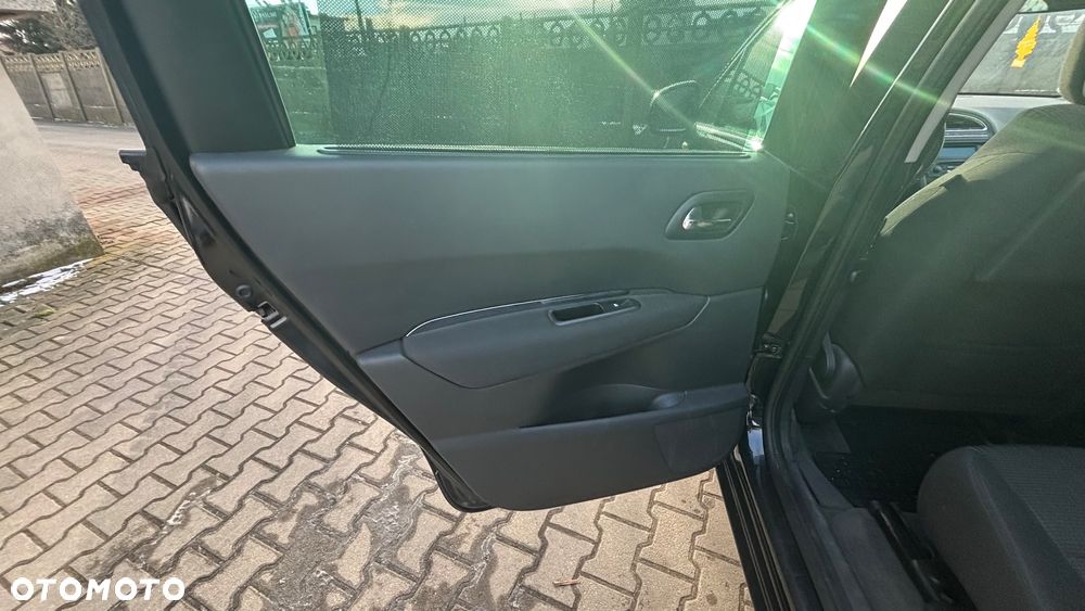 Peugeot 5008 1.6 THP Family 7os - 32